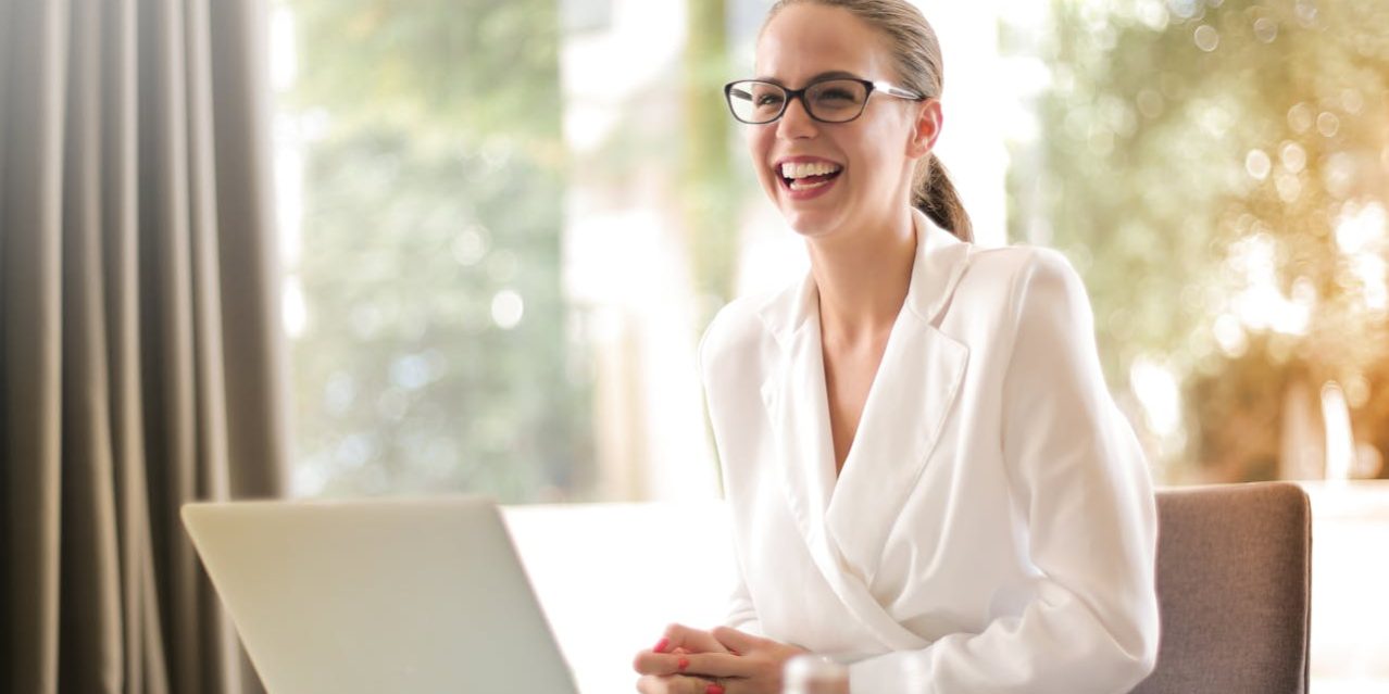 call-center-manager Call center manager seduta davanti a una persona che sorride.