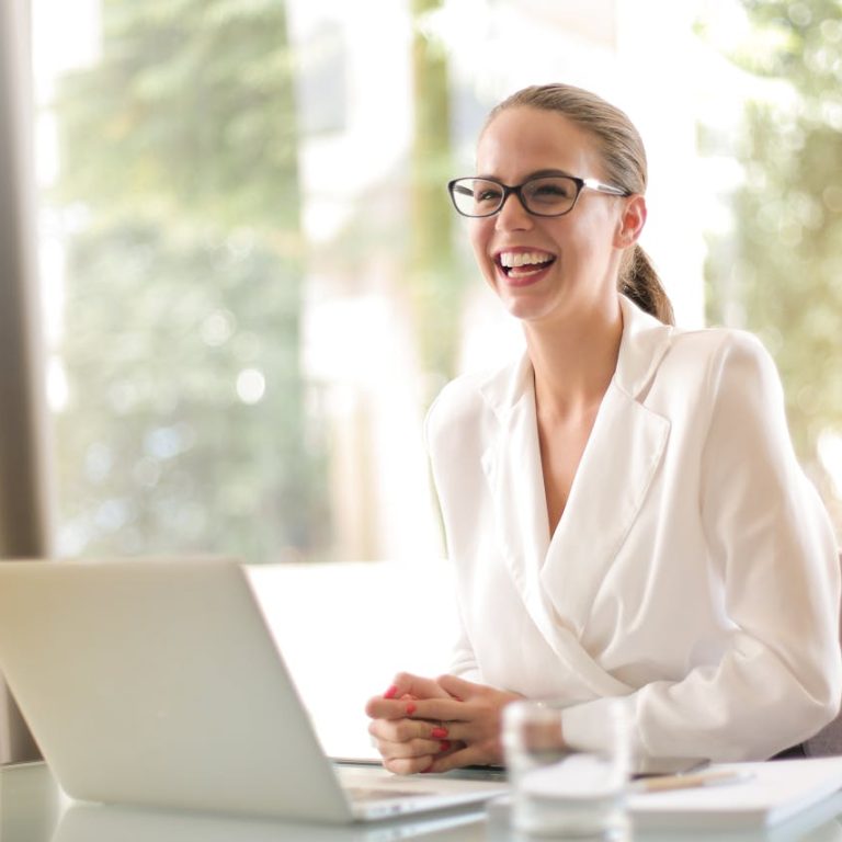 call-center-manager Call center manager seduta davanti a una persona che sorride.