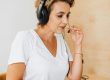 Persona che lavora in un contact center in outsourcing