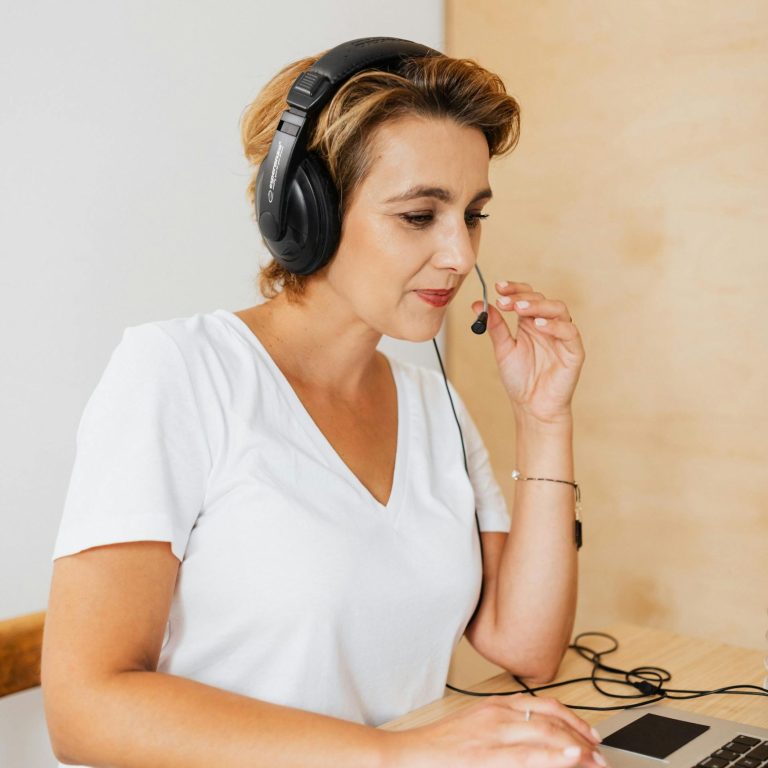 contact-center-outsourcing Persona che lavora in un contact center in outsourcing