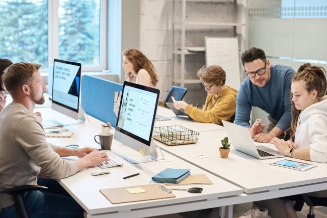 Persone che lavorano al computer e rappresentano le posizioni lavorative del call center.