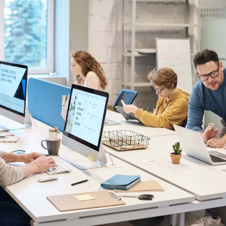 posizioni-call-center Persone che lavorano al computer e rappresentano le posizioni lavorative del call center.