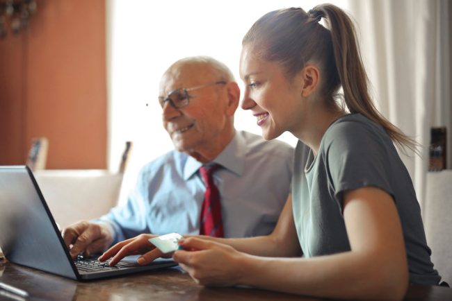 Due professionisti a simboleggiare il lead nurturing e la conversione dei contatti in clienti.