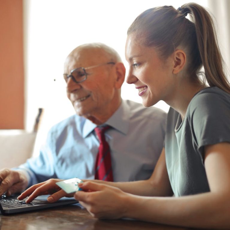 lead-nurturing Due professionisti a simboleggiare il lead nurturing e la conversione dei contatti in clienti.