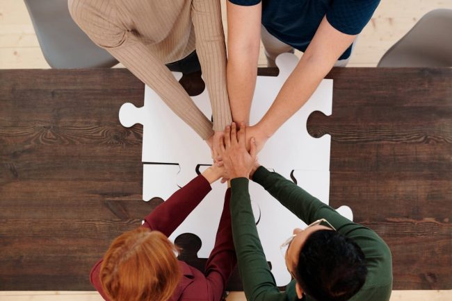 Puzzle on team unito che rappresenta l'impegno per migliorare il customer effort score.