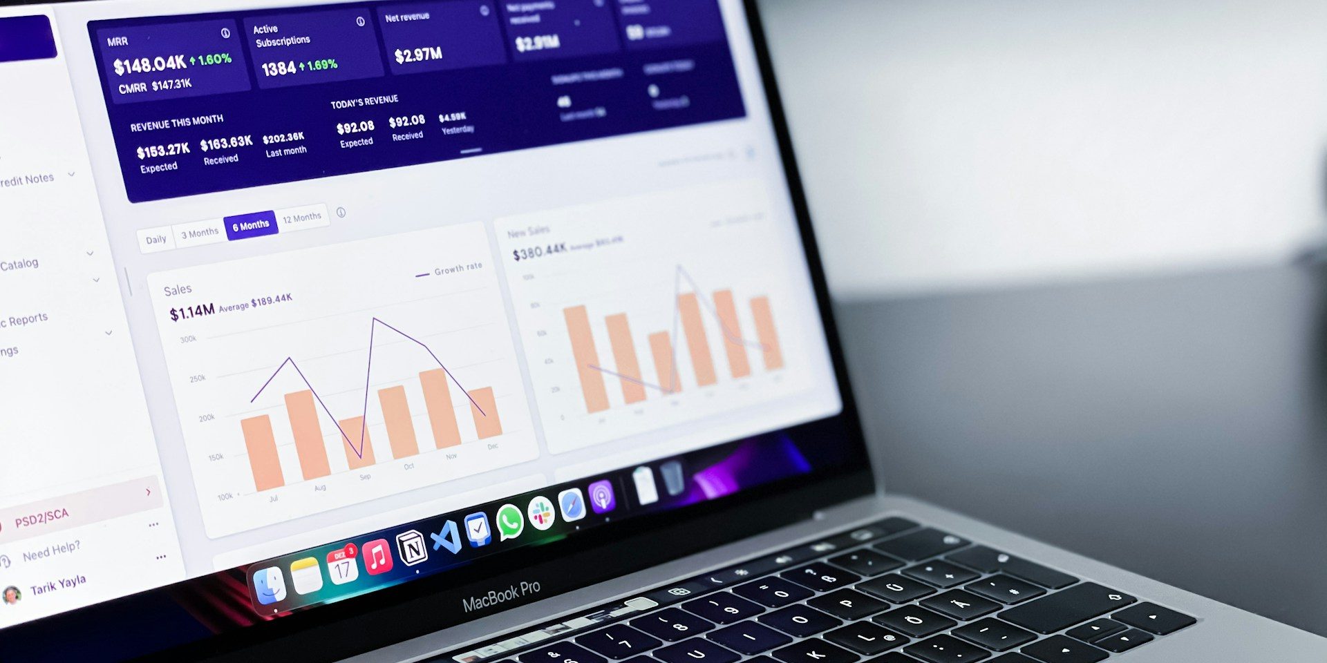 call center kpis Manager che analizza una dashboard con i KPI del call center per monitorare performance e soddisfazione dei clienti