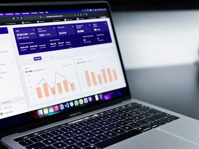 Manager che analizza una dashboard con i KPI del call center per monitorare performance e soddisfazione dei clienti