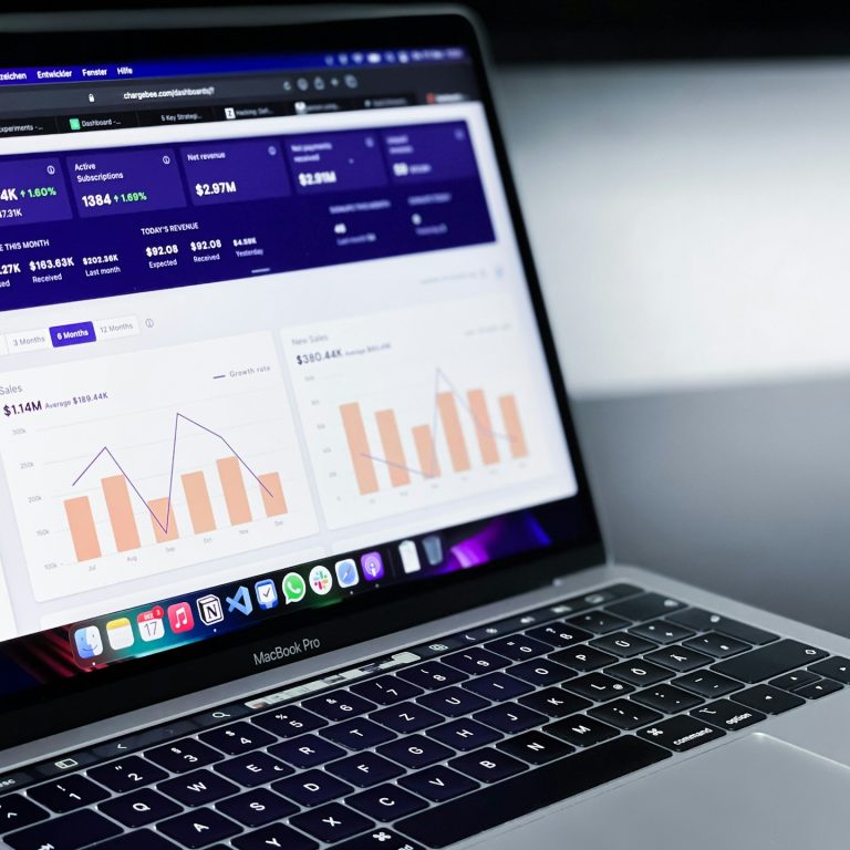 call center kpis Manager che analizza una dashboard con i KPI del call center per monitorare performance e soddisfazione dei clienti