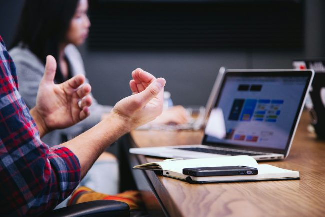 Team di customer service che usa un sistema di gestione ticketing per gestire in modo organizzato le richieste dei clienti