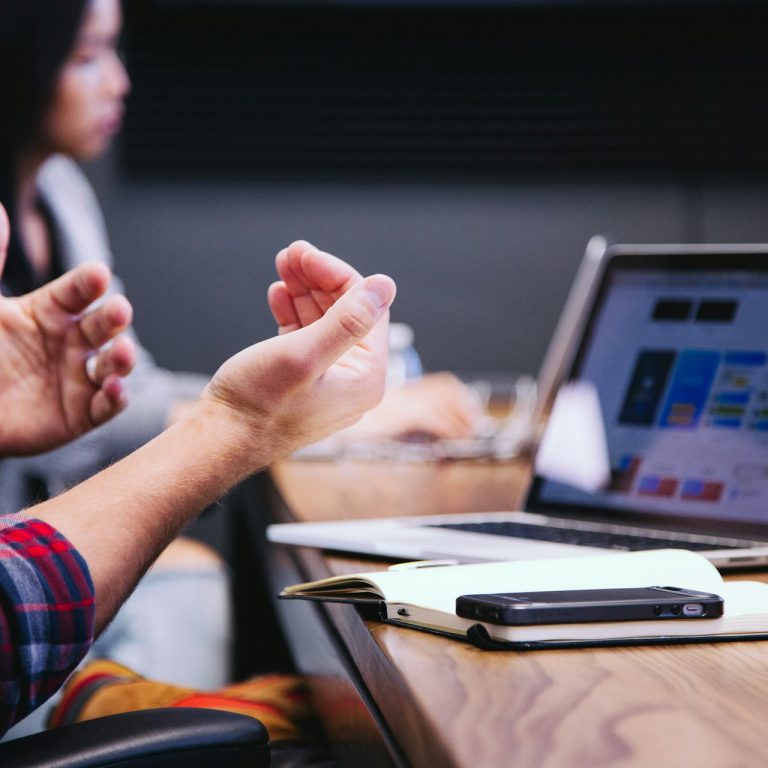 gestione ticketing Team di customer service che usa un sistema di gestione ticketing per gestire in modo organizzato le richieste dei clienti