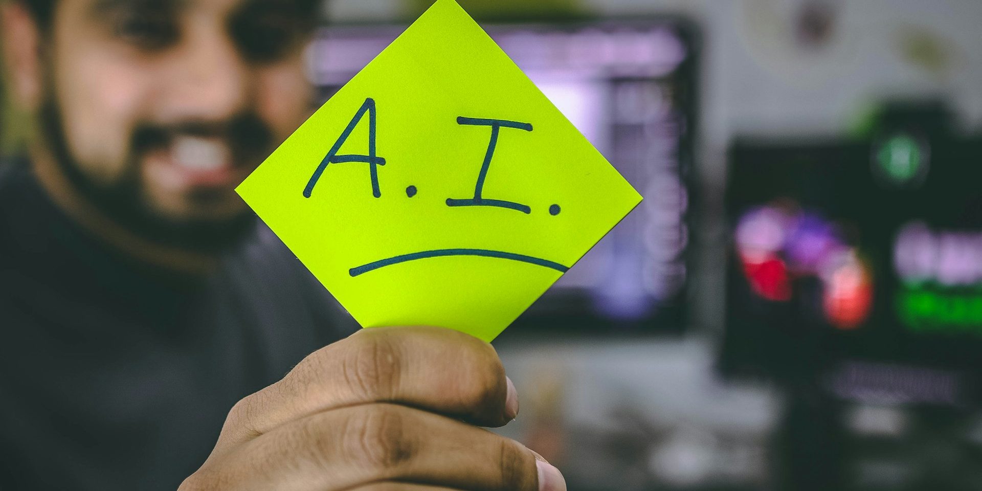 intelligenza artificiale e call center Operatore di call center supportato dall’intelligenza artificiale mentre gestisce le richieste dei clienti