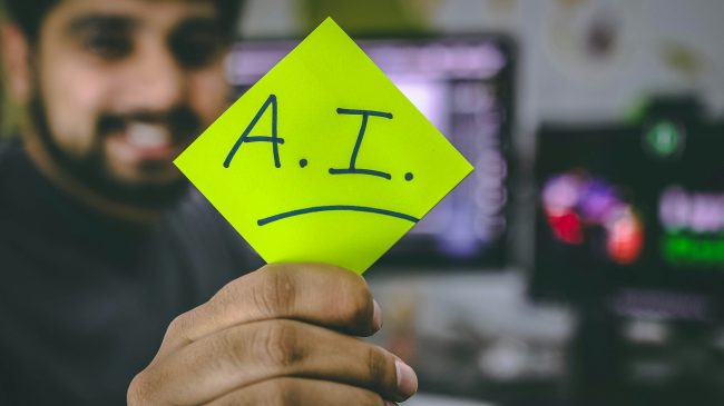 Operatore di call center supportato dall’intelligenza artificiale mentre gestisce le richieste dei clienti