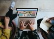 Team sales che lavora su CRM e LinkedIn per contattare prospect e gestire follow-up in una campagna di outbound lead generation.