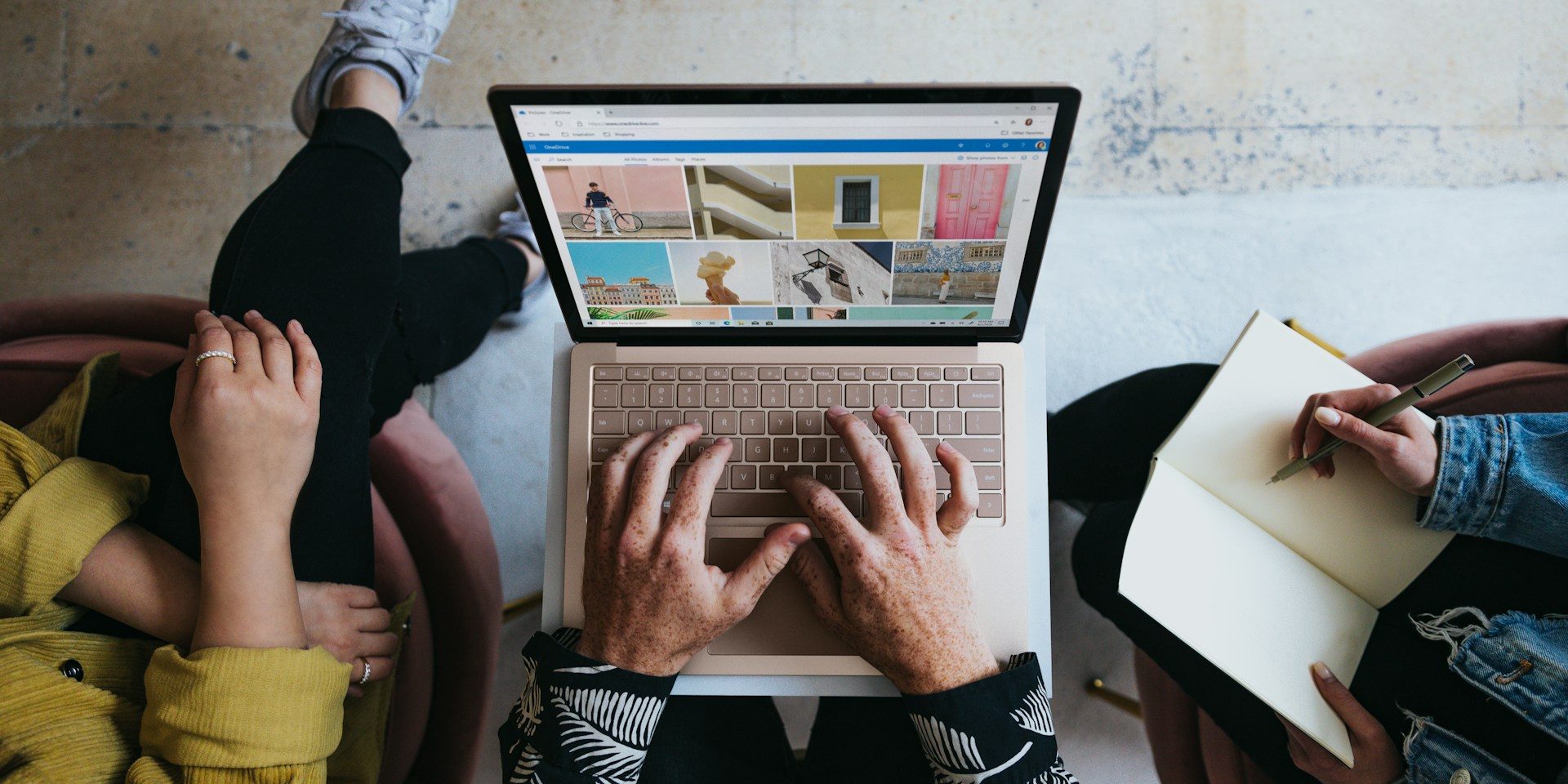 Outbound lead generation Team sales che lavora su CRM e LinkedIn per contattare prospect e gestire follow-up in una campagna di outbound lead generation.