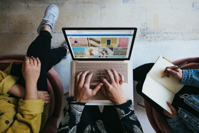 Team sales che lavora su CRM e LinkedIn per contattare prospect e gestire follow-up in una campagna di outbound lead generation.