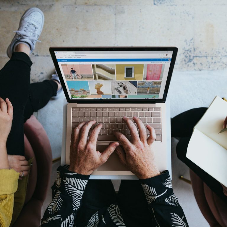 Outbound lead generation Team sales che lavora su CRM e LinkedIn per contattare prospect e gestire follow-up in una campagna di outbound lead generation.