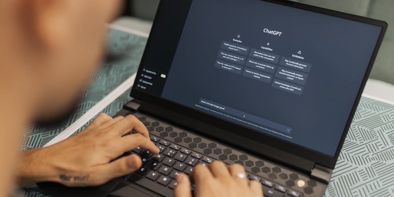 Operatore di call center che lavora insieme a ChatGPT, rappresentazione dell’integrazione tra AI e assistenza clienti umana