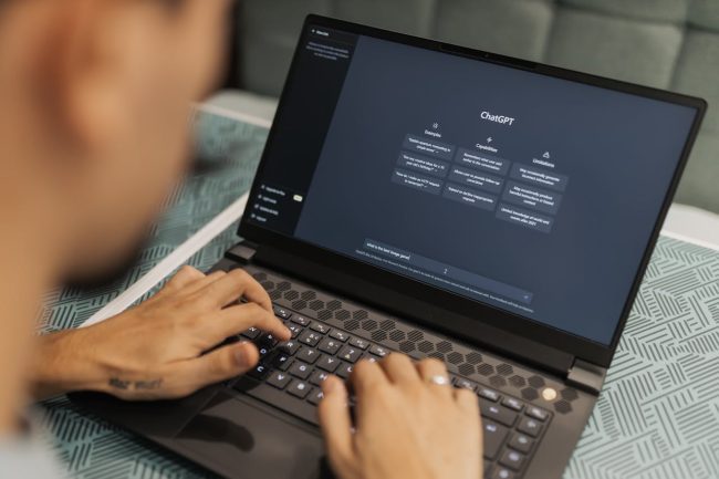 Operatore di call center che lavora insieme a ChatGPT, rappresentazione dell’integrazione tra AI e assistenza clienti umana