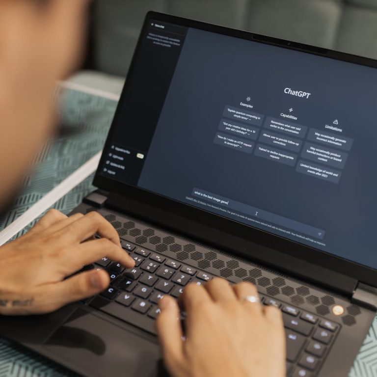 Operatore di call center che lavora insieme a ChatGPT, rappresentazione dell’integrazione tra AI e assistenza clienti umana
