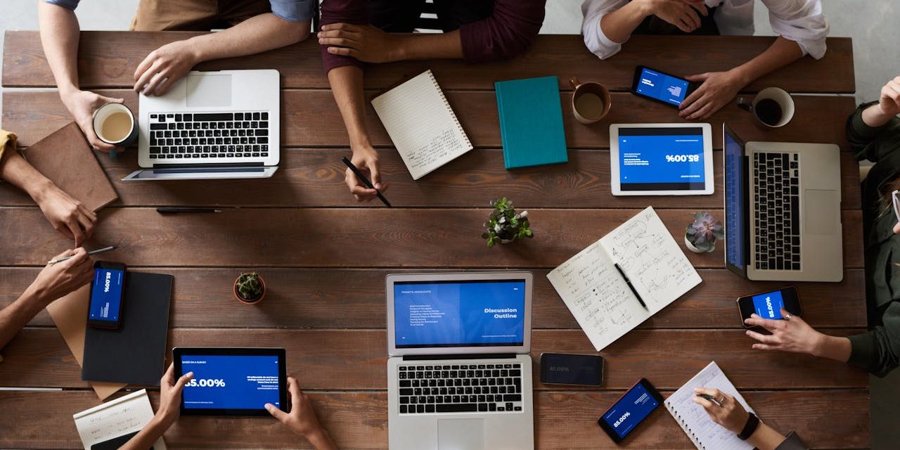 Foto di persone circondate da colleghi che rappresentano competenze digitali e soft skills richieste nel mondo del lavoro di oggi