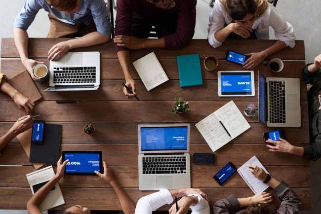 Foto di persone circondate da colleghi che rappresentano competenze digitali e soft skills richieste nel mondo del lavoro di oggi