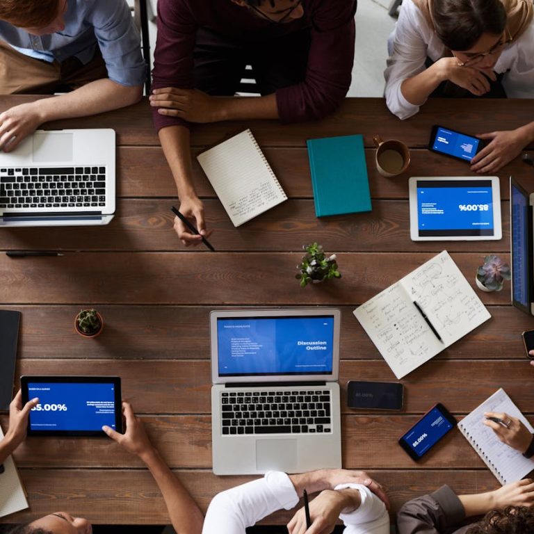 Foto di persone circondate da colleghi che rappresentano competenze digitali e soft skills richieste nel mondo del lavoro di oggi