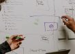 Schema di outsourcing strategico con processi core gestiti internamente e attività di supporto esternalizzate a partner specializzati, con KPI e governance.