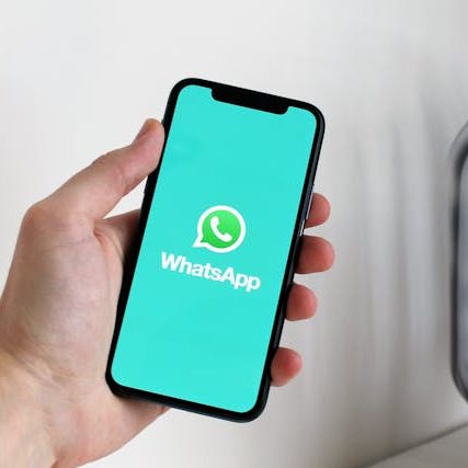 WhatsApp non è più solo l'app per messaggiare con amici e famiglia. Negli ultimi anni si è trasformata in uno strumento potentissimo per l'assistenza clienti e ormai tantissime aziende la stanno usando per comunicare direttamente con i propri clienti.