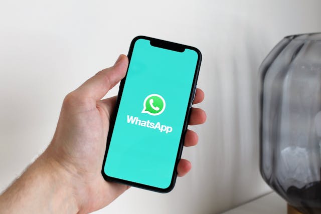 WhatsApp non è più solo l'app per messaggiare con amici e famiglia. Negli ultimi anni si è trasformata in uno strumento potentissimo per l'assistenza clienti e ormai tantissime aziende la stanno usando per comunicare direttamente con i propri clienti.
