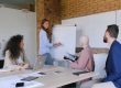 Il tone of voice è la personalità della tua comunicazione. È il modo in cui scegli le parole, costruisci le frasi e trasmetti emozioni attraverso ogni singolo messaggio. Non è solo stile: è sostanza.