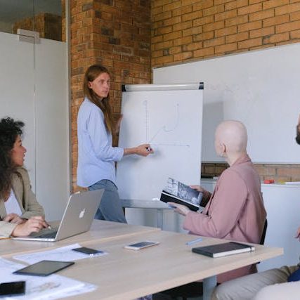 Il tone of voice è la personalità della tua comunicazione. È il modo in cui scegli le parole, costruisci le frasi e trasmetti emozioni attraverso ogni singolo messaggio. Non è solo stile: è sostanza.