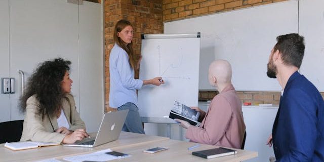 tone of voice è Il tone of voice è la personalità della tua comunicazione. È il modo in cui scegli le parole, costruisci le frasi e trasmetti emozioni attraverso ogni singolo messaggio. Non è solo stile: è sostanza.