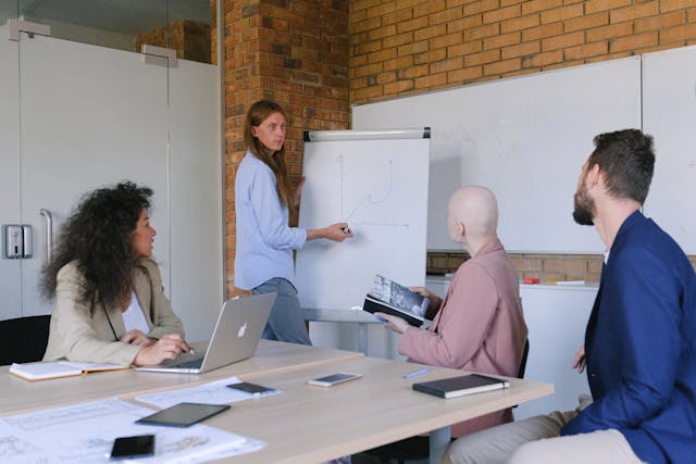 Il tone of voice è la personalità della tua comunicazione. È il modo in cui scegli le parole, costruisci le frasi e trasmetti emozioni attraverso ogni singolo messaggio. Non è solo stile: è sostanza.